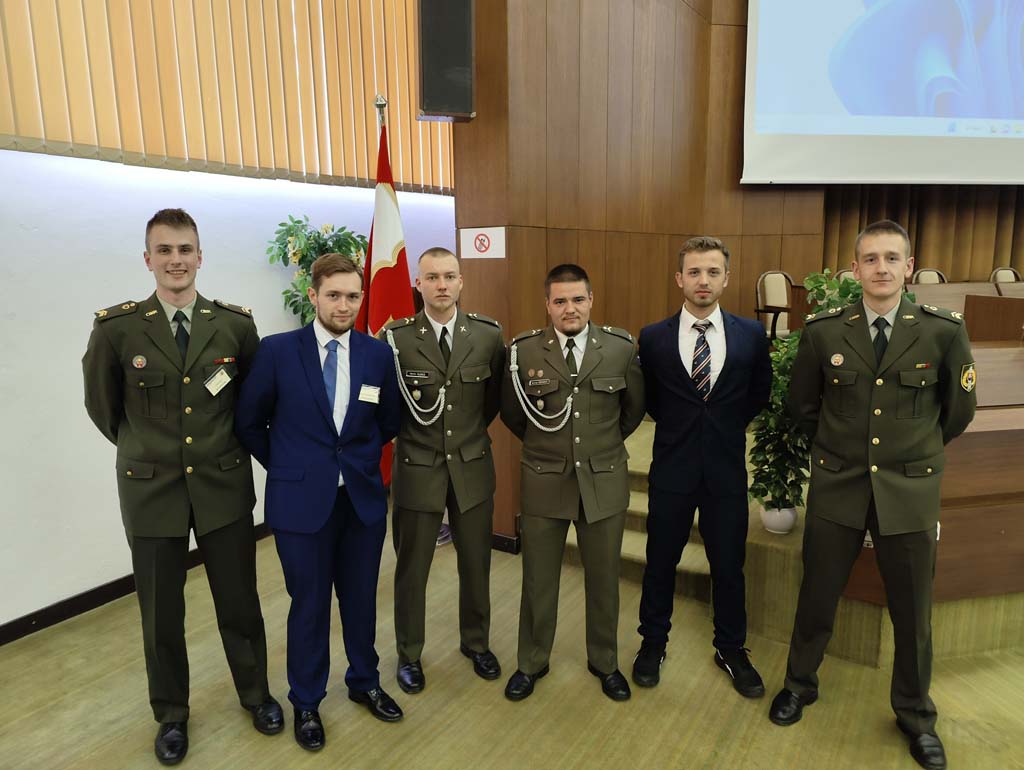 Právě si prohlížíte Studenti přivezli dvě první místa z vědecké konference na Slovensku