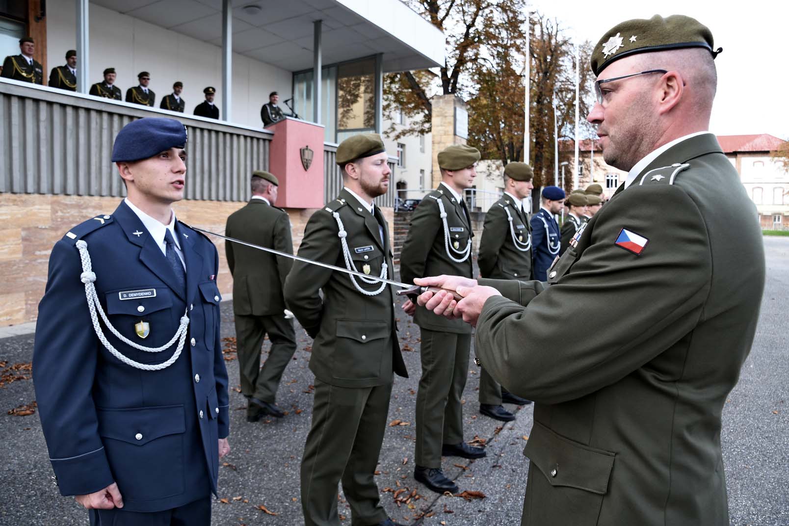 Více než sedm stovek studentů má vyšší hodnost