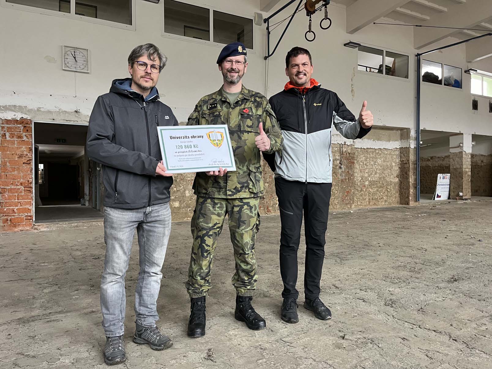 Rektor-velitel předal výtěžek ze sbírky „Povodeň“