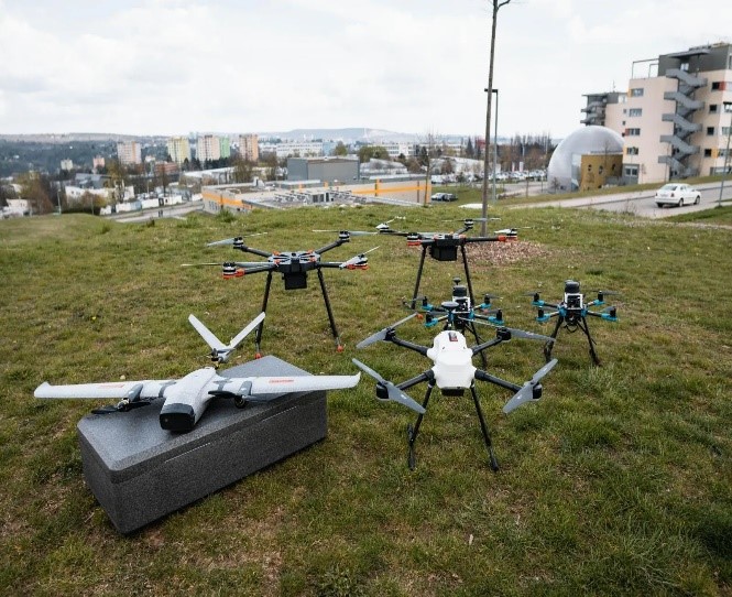 Právě si prohlížíte ROJ: Revoluční autonomní systém dronů, který mění podobu průzkumu na bojišti