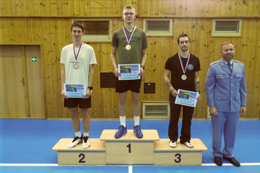 Přečtete si více ze článku Desátník Běhounek dvojnásobným přeborníkem rezortu v badmintonu