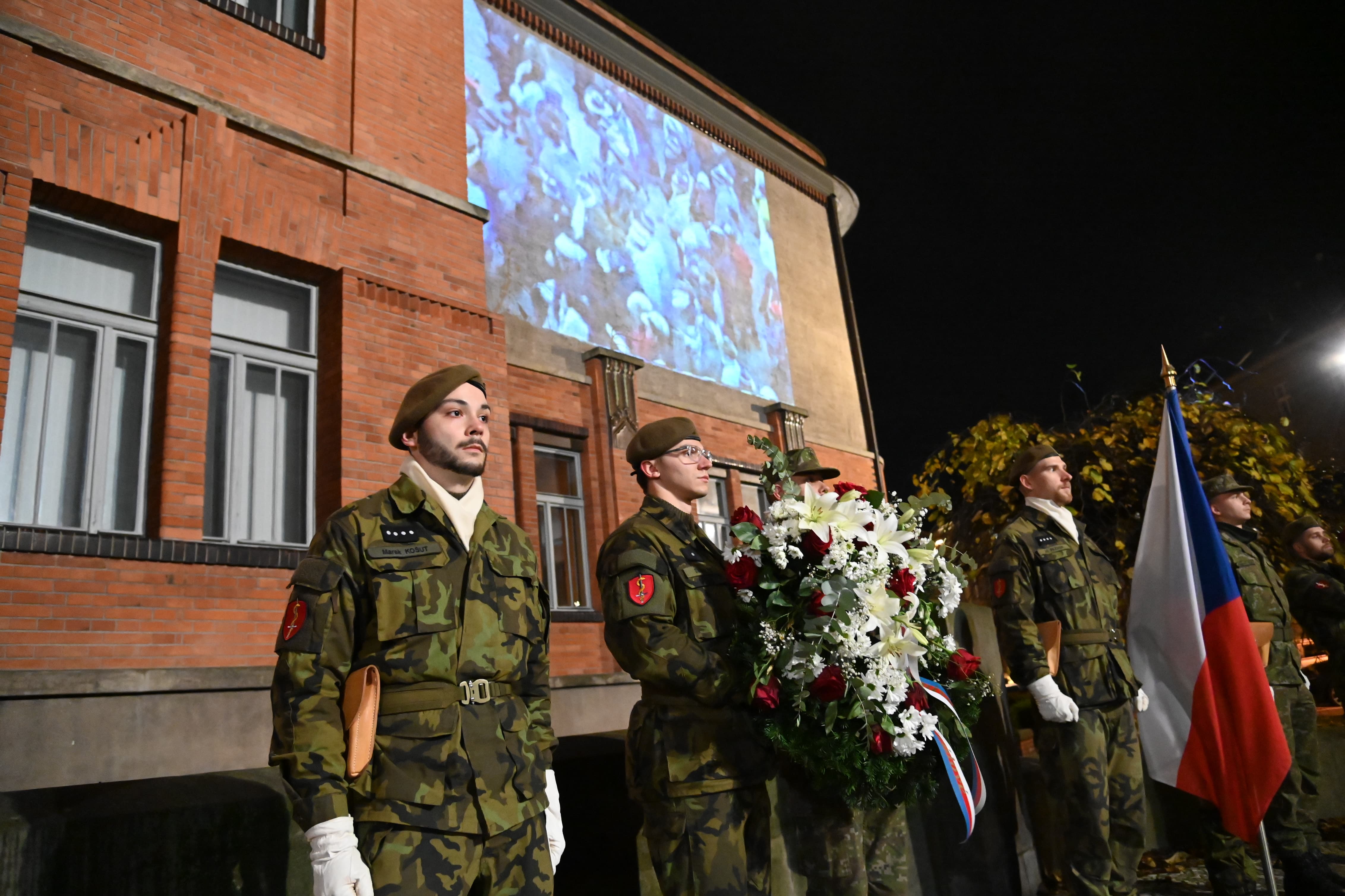 Přečtete si více ze článku Sametový Hradec i Praha: Studenti VLF uctili 17. listopad