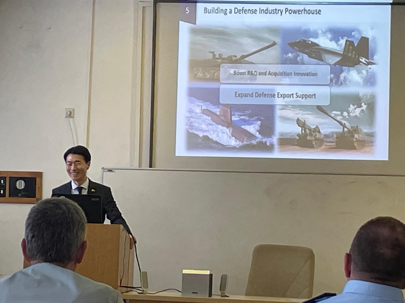 Přečtete si více ze článku Korejský konzul Kim Jin Heung na CBVSS