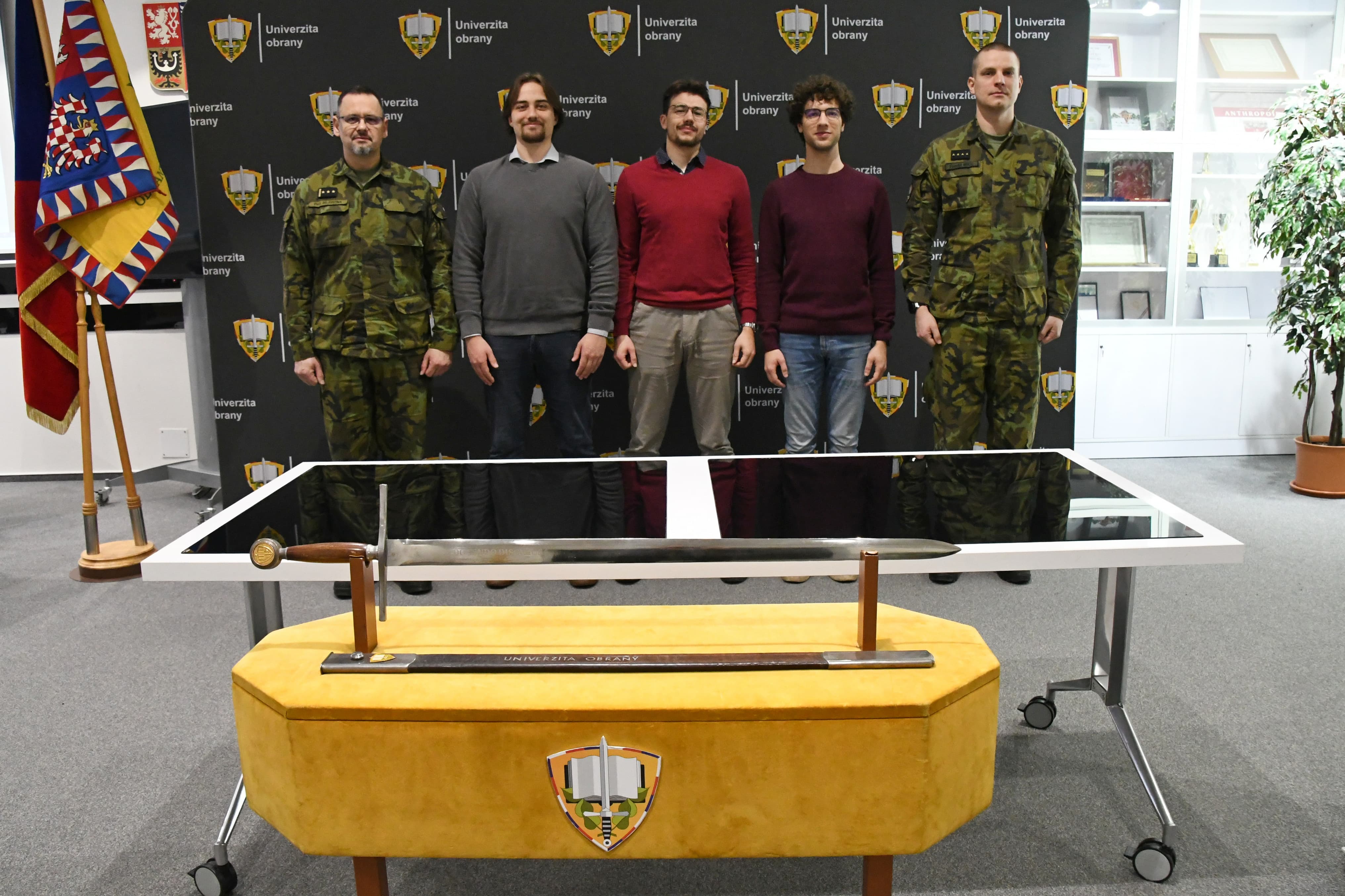 Právě si prohlížíte Úspěšný tým Eudis Defence Hackathonu na UO