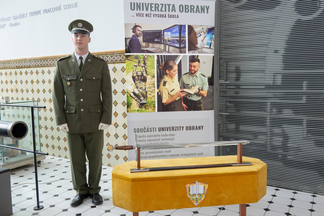 Právě si prohlížíte Univerzitní insignie součástí výstavy o historii meče